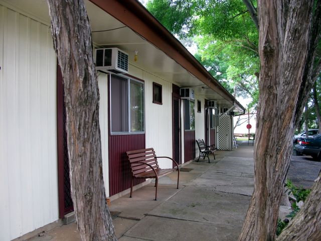Blowering Holiday Park - Tumut: Motel style accommodation