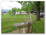 Blowering Holiday Park - Tumut: Outdoor area for washing dishes etc.
