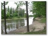 Riverglade Caravan Park  - Tumut: River beside the park