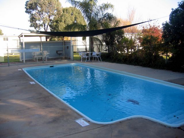 Horseshoe Motor Village Caravan Park - Wagga Wagga: Swimming pool
