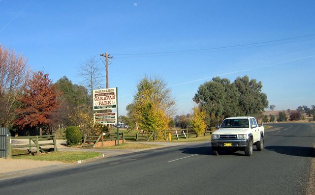 Horseshoe Motor Village Caravan Park - Wagga Wagga: View of the park from the road