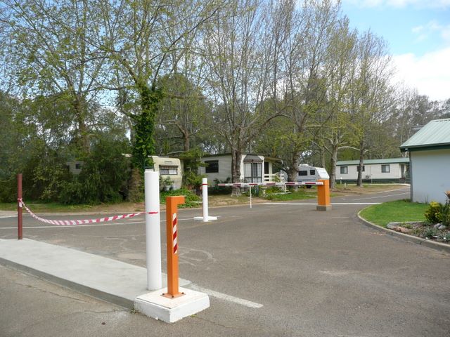 Painters Island Caravan Park - Wangaratta: Secure entrance and exit