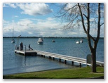 Wangi Point Lakeside Holiday Park - Wangi Wangi: Small pier just across the road from the park