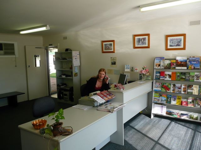 Warragul Gardens Holiday Park & Retirement Village - Warragul: Office with friendly receptionist