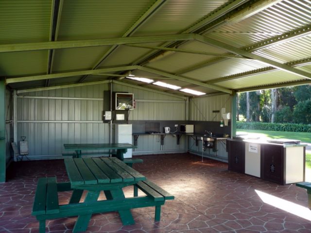 Warragul Gardens Holiday Park & Retirement Village - Warragul: Camp kitchen and BBQ area
