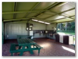 Warragul Gardens Holiday Park & Retirement Village - Warragul: Camp kitchen and BBQ area