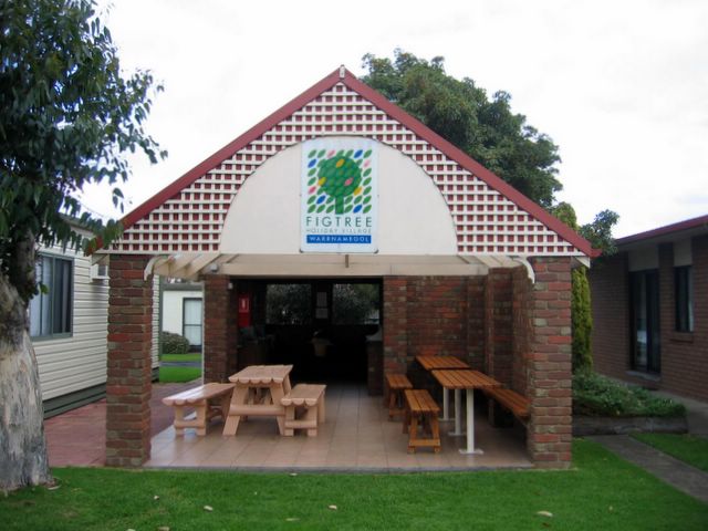 Figtree Holiday Village - Warrnambool: Camp kitchen and BBQ area