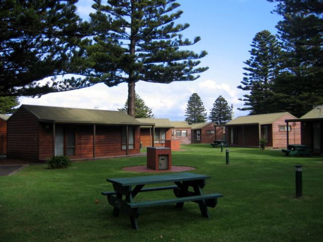 Surfside Holiday Park - Warrnambool: Camp kitchen and BBQ area