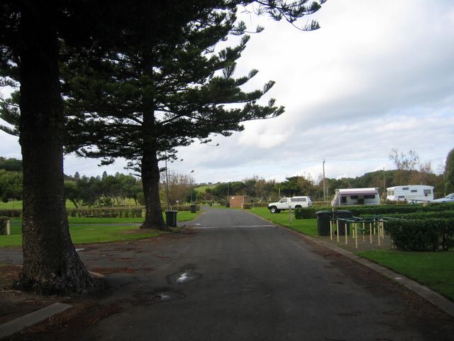 Surfside Holiday Park - Warrnambool: Good paved roads throughout the park