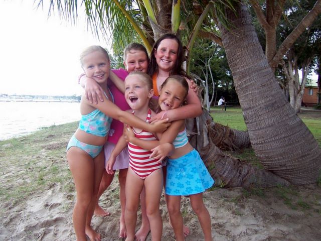 Blue Dolphin Holiday Resort - Yamba: Kids having fun at the beach