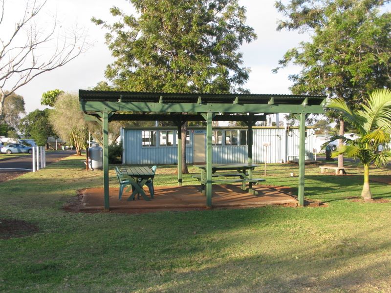 Yarraman Caravan Park - Yarraman: Sheltered picnic area