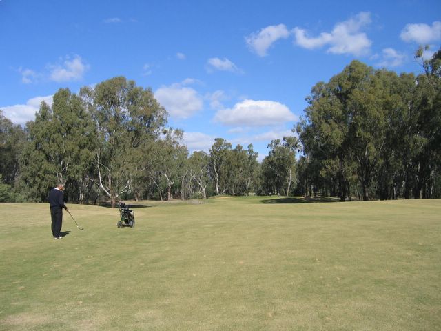 Yarrawonga & Border Golf Club - Mulwala: Approach to the Green on Hole 3