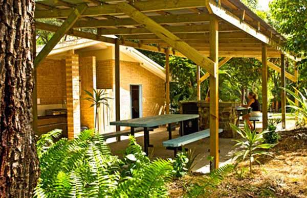 Captain Cook Holiday Village - Seventeen Seventy: Camp kitchen and BBQ area 