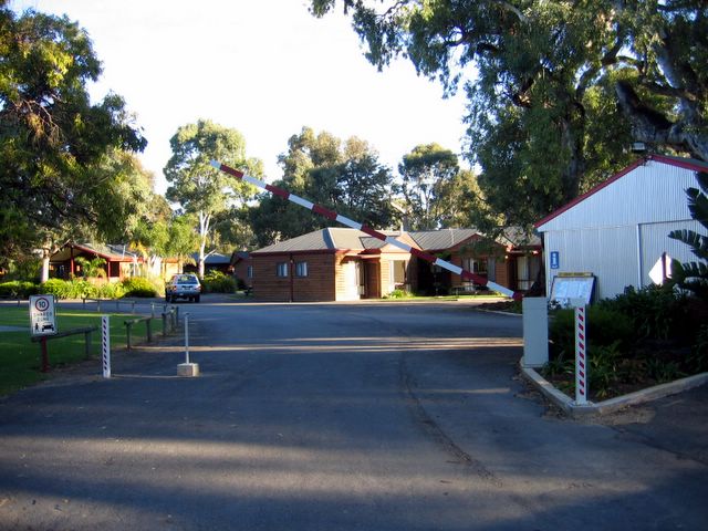 Marion Holiday Park - Bedford Park: Secure entrance and exit