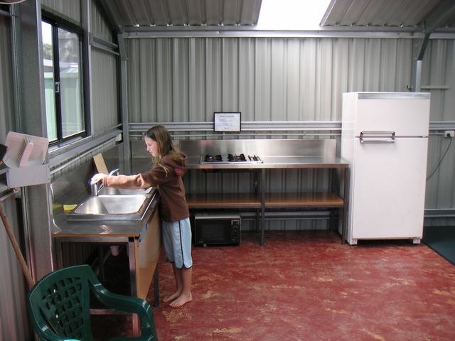 Albany Holiday Park - Albany: Camp kitchen and BBQ area