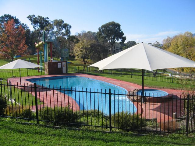 Lake Hume Tourist Park - Albury: Swimming pool and water slide