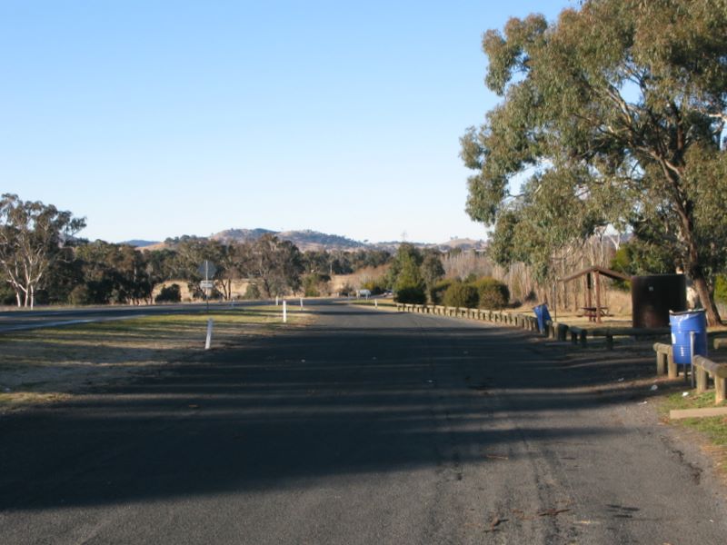 Jeir Creek Rest Area - Amaroo: The rest area is spacious with a grassed area in between.