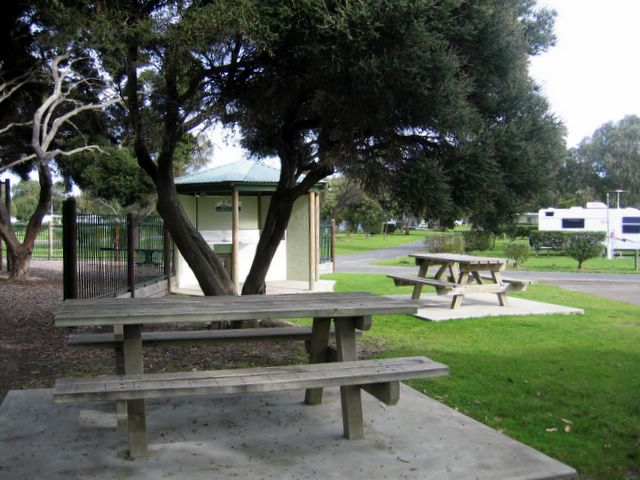 Anglesea Beachfront Family Park - Anglesea: BBQ and picnic area