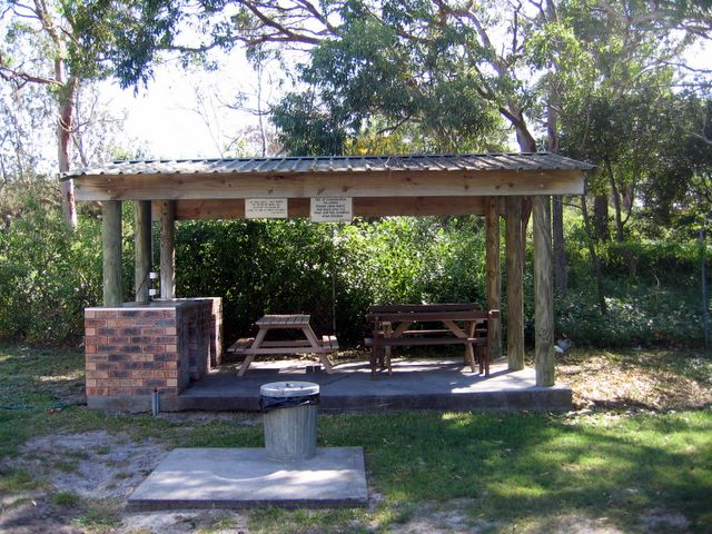 Middle Rock Holiday Resort - Anna Bay: BBQ area
