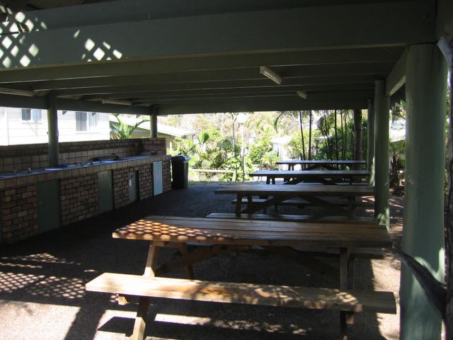 One Mile Beach Holiday Park - Anna Bay: Camp kitchen and BBQ area