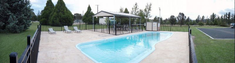 Armidale Acres Motor Inn and Caravan Park - Armidale: Swimming pool area and sheltered outdoor BBQ