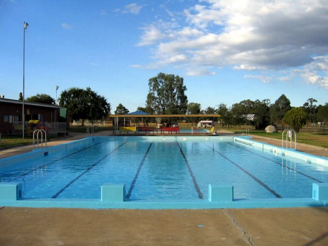 Ashford Caravan Park - Ashford: The Ashford Swimming Pool is right next to the caravan park