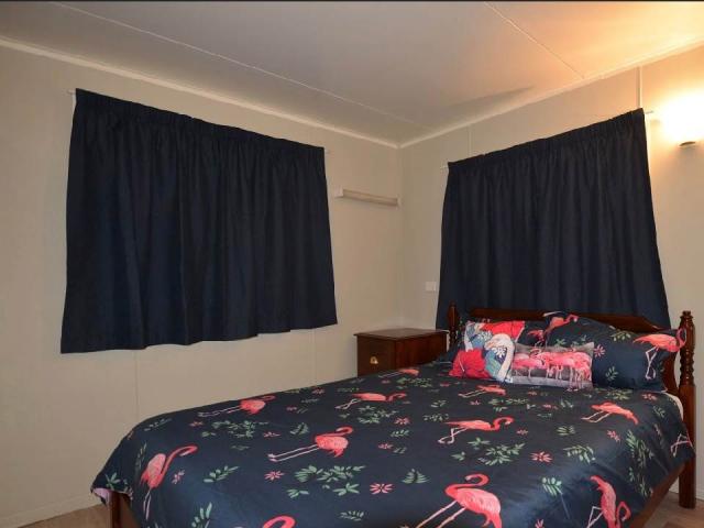 Tolga Caravan Park - Atherton: Flamingo theme bedroom