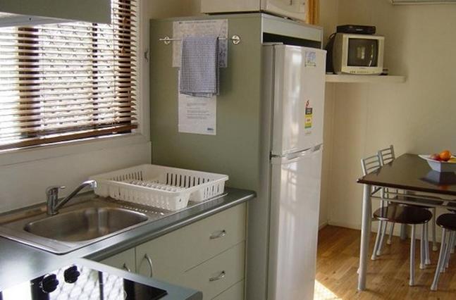 BIG4 Atherton Woodlands Van Park - Atherton: Modern cabin kitchen