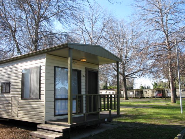Mitchell Gardens Holiday Park - Bairnsdale: Cottage accommodation ideal for families, couples and singles