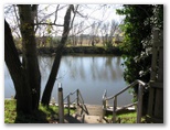 Mitchell Gardens Holiday Park - Bairnsdale: Steps to the river jetty