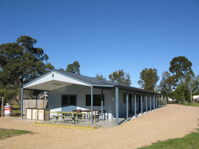 Bairnsdale Holiday Park - Bairnsdale: New Amenities block and laundry