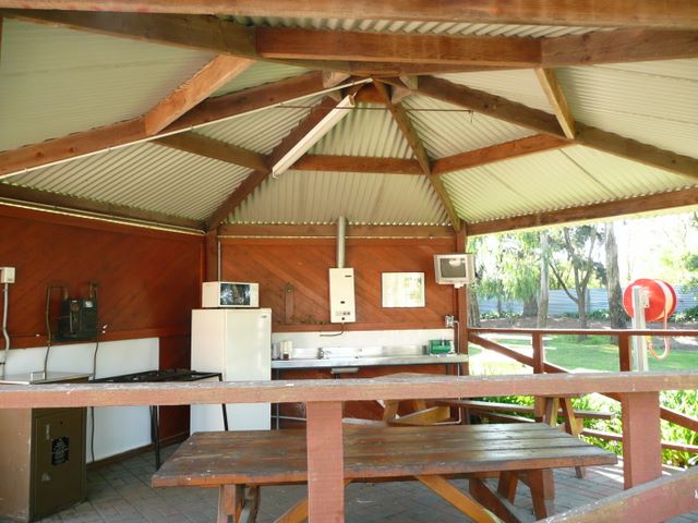 BIG4 Windmill Holiday Park - Ballarat: Interior of camp kitchen