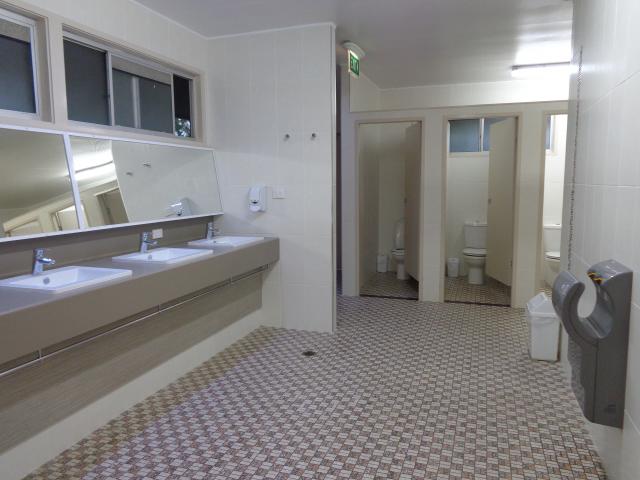 Ballina Headlands Leisure Park - Ballina: Ladies bathroom, really nice and modern and clean.
