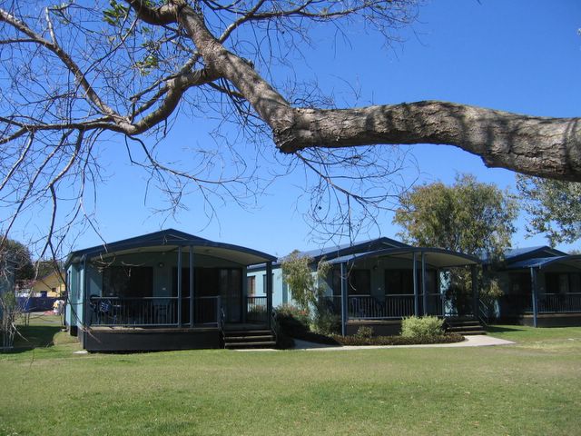 Ballina Lakeside Holiday Park - Ballina: Cottage accommodation ideal for families, couples and singles with water views