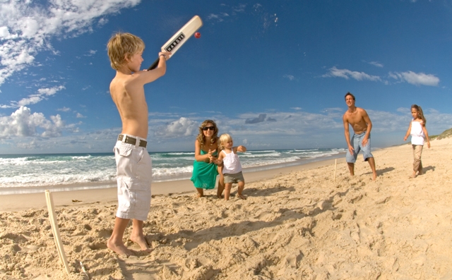 Shaws Bay Holiday Park - East Ballina: Family beach cricket