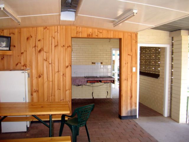 Balranald Caravan Park - Balranald: Camp kitchen and BBQ area