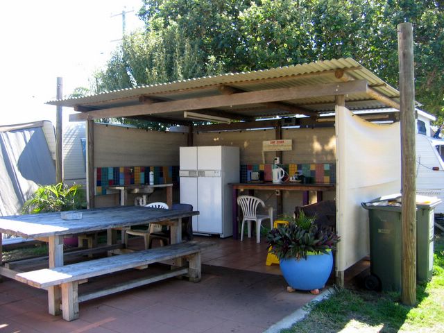 Absolute Oceanfront Tourist Park - Bargara: Camp kitchen and BBQ area