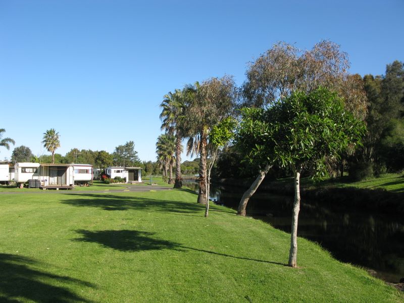 Surfrider Caravan Park - Barrack Point: Area for tents and camping along the riverside