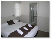 Clyde View Holiday Park - Batehaven: Main bedroom in 3 Bedroom Beach Front Villa