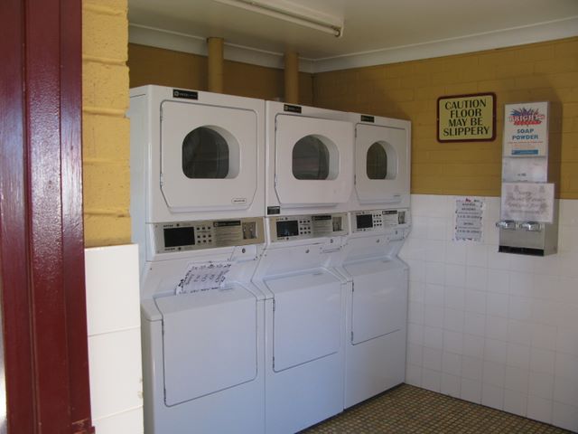 BIG4 Bathurst Panorama Holiday Park - Bathurst: Interior of laundry