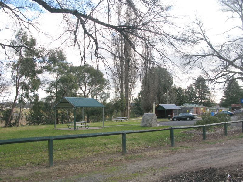 Lions Club Berry Park - Bathurst: Picnic area with amenities shown on the right