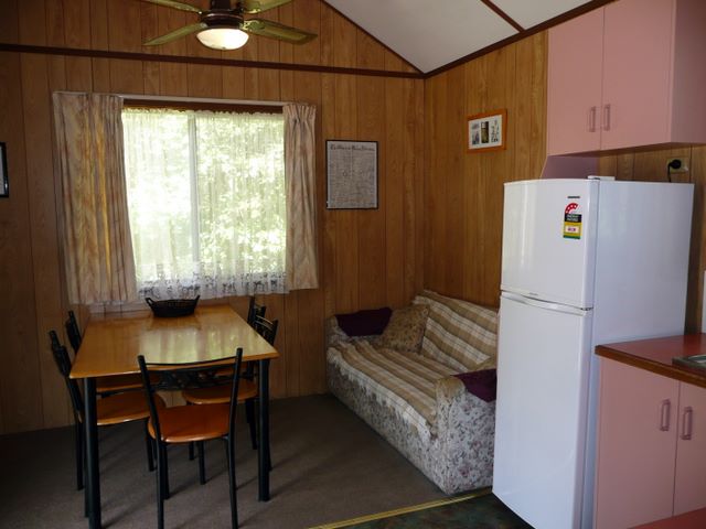 Silver Creek Caravan Park - Beechworth: Interior of cottage