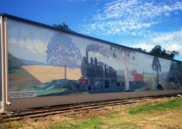 Bells N Whistles Accommodation Park - Bell: Mural adjacent to railway track