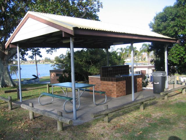 Belmont Pines Lakeside Holiday Park - Belmont: BBQ area with water views