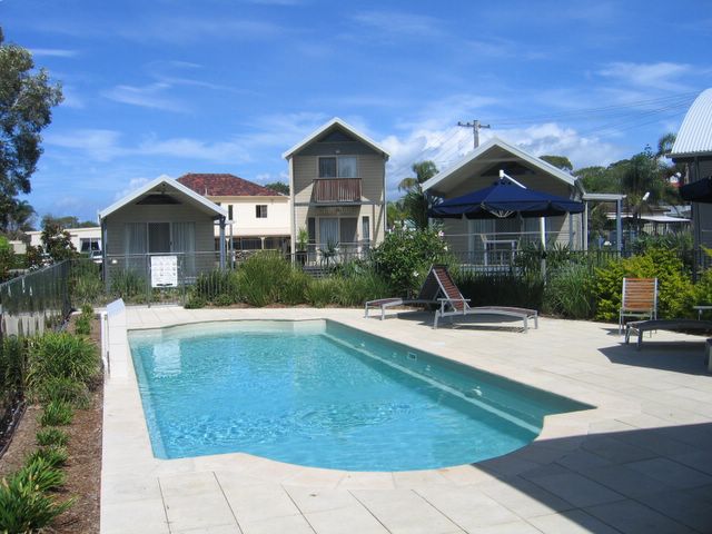 Spinnakers Leisure Park - Belmont: Swimming pool close to modern cabins