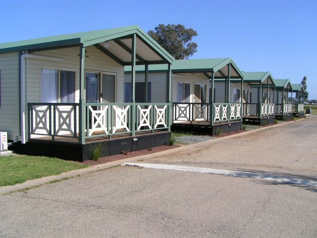 Benalla Leisure Park - Benalla: Cottage accommodation, ideal for families, couples and singles 