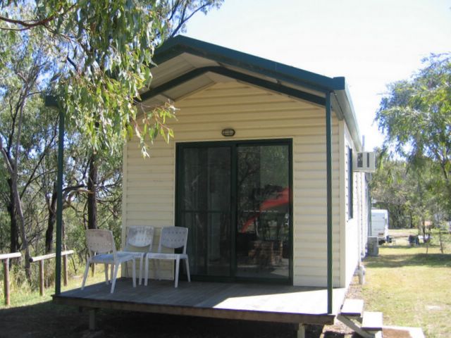 Lake Awoonga Caravan Park - Benaraby: Cottage accommodation ideal for families, couples and singles