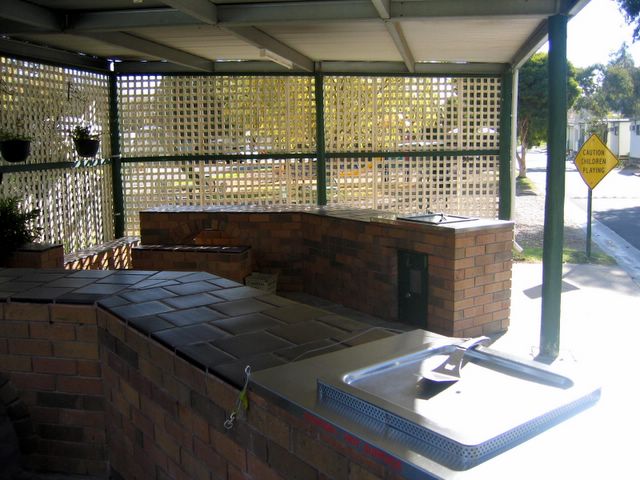 Central City Caravan Park - Bendigo: Camp kitchen and BBQ area