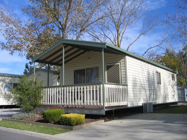 Gold Nugget Tourist Park - Bendigo: Cottage accommodation ideal for families, couples and singles