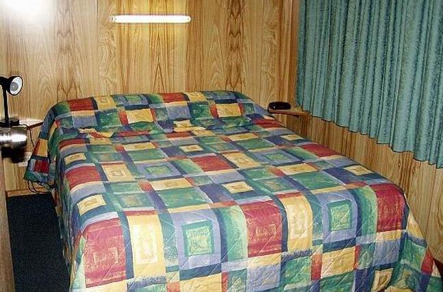 BIG4 Bicheno Cabin and Tourist Park - Bicheno: Main bedroom in two bedroom holiday unit.